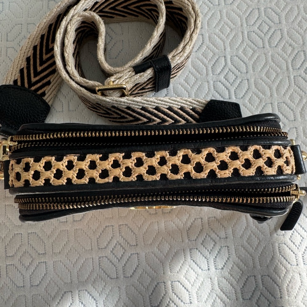 Marc Jacobs Black and Gold Crossbody Bag - Picture 6 of 7